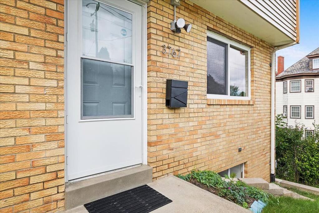 Stylish And Bright 4 Bedroom Home, Amazing Yard With Firepit, Game
