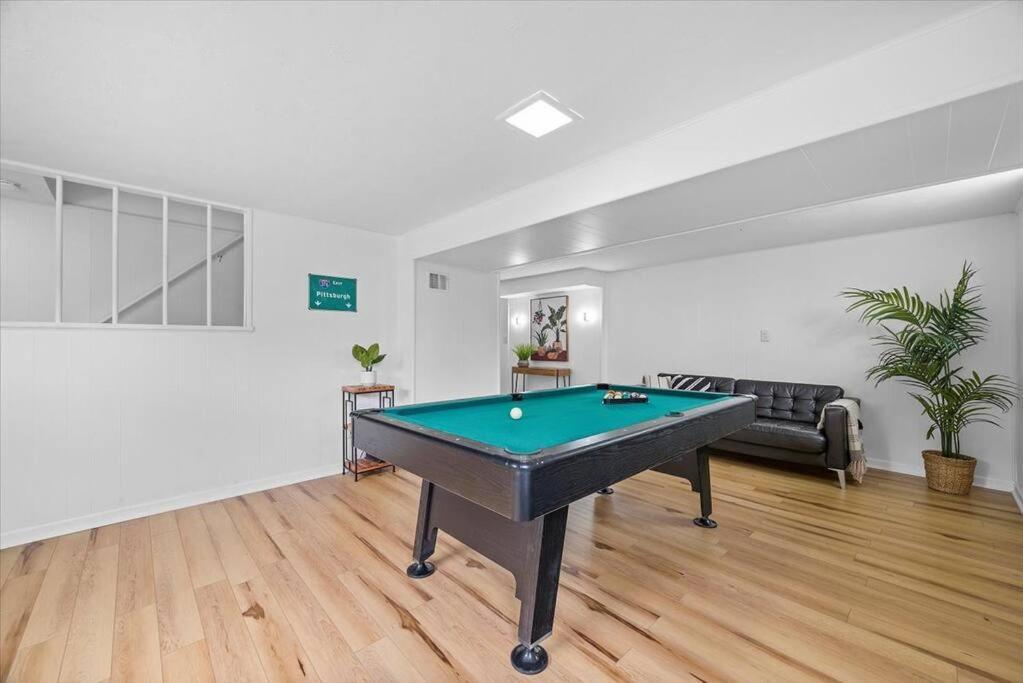 Holiday home Stylish And Bright 4 Bedroom Home, Amazing Yard With Firepit, Game *
