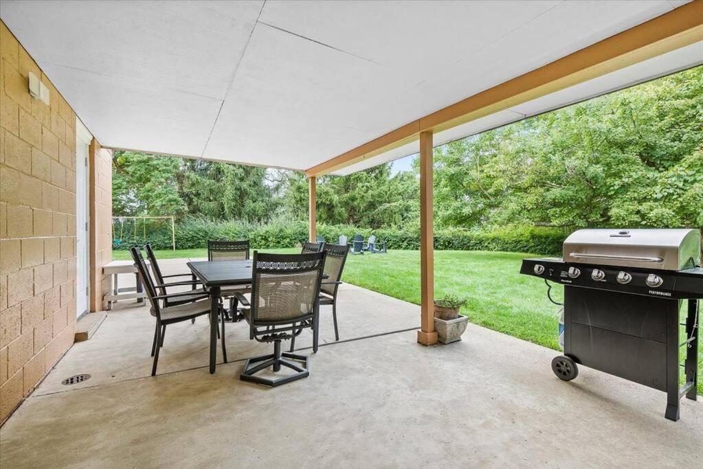 Stylish And Bright 4 Bedroom Home, Amazing Yard With Firepit, Game Holiday home
