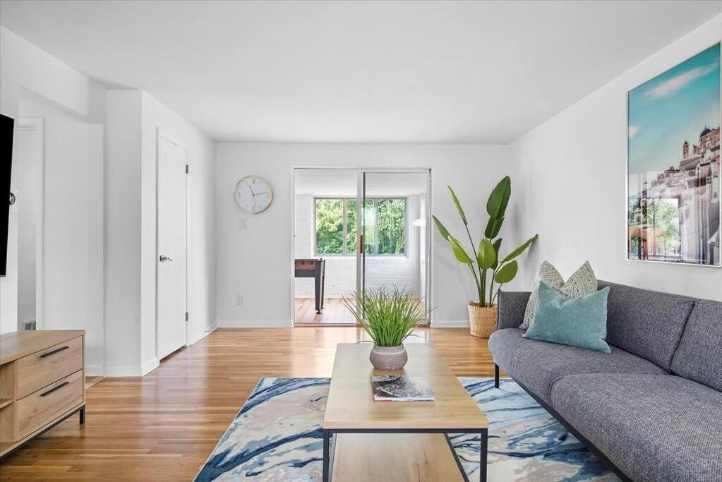 Stylish And Bright 4 Bedroom Home, Amazing Yard With Firepit, Game Holiday home Pittsburgh