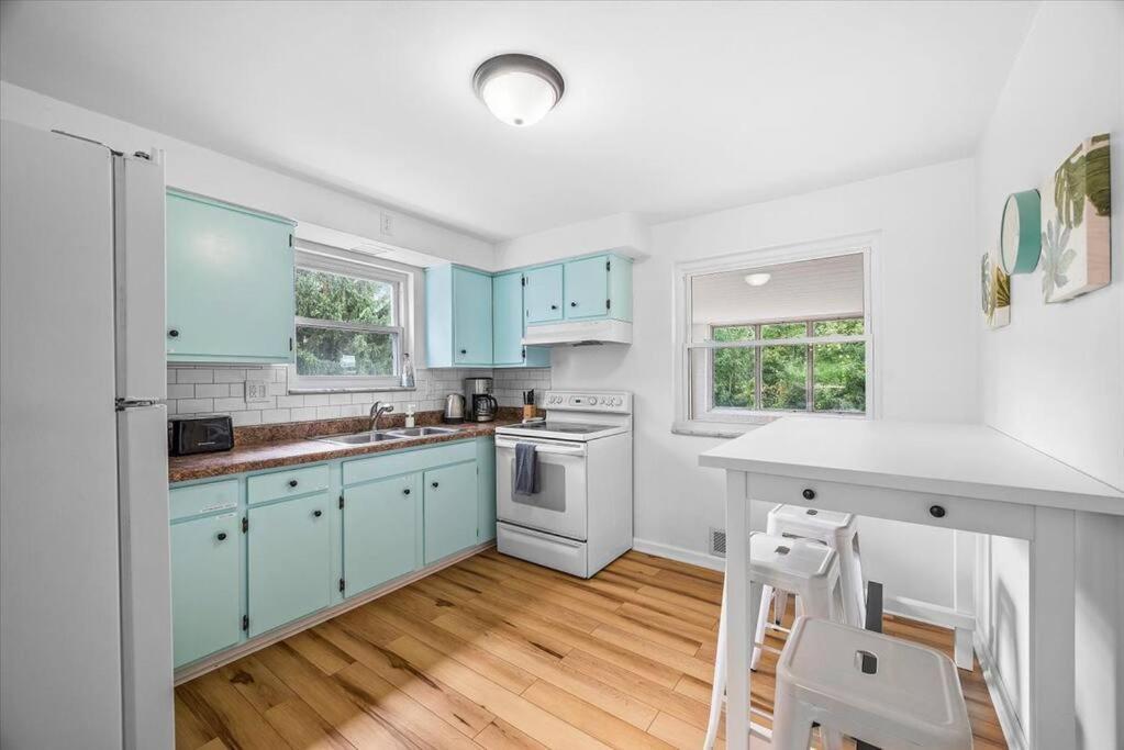 Holiday home Stylish And Bright 4 Bedroom Home, Amazing Yard With Firepit, Game Pittsburgh