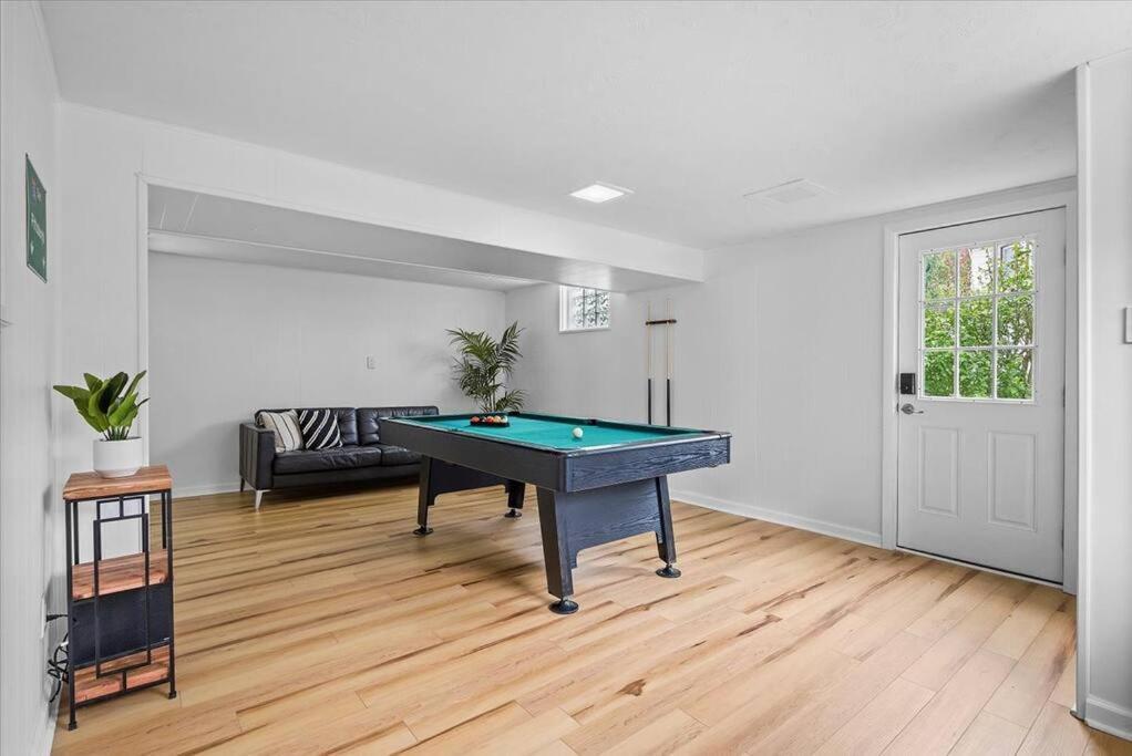 Stylish And Bright 4 Bedroom Home, Amazing Yard With Firepit, Game *