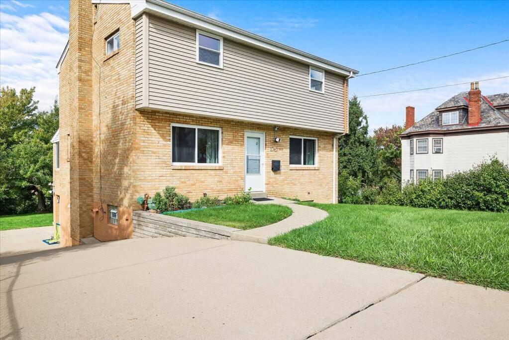 Stylish And Bright 4 Bedroom Home, Amazing Yard With Firepit, Game Holiday home