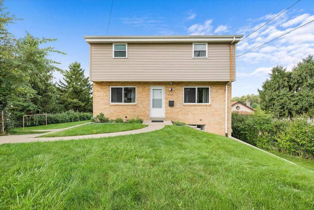 Stylish And Bright 4 Bedroom Home, Amazing Yard With Firepit, Game Holiday home Pittsburgh