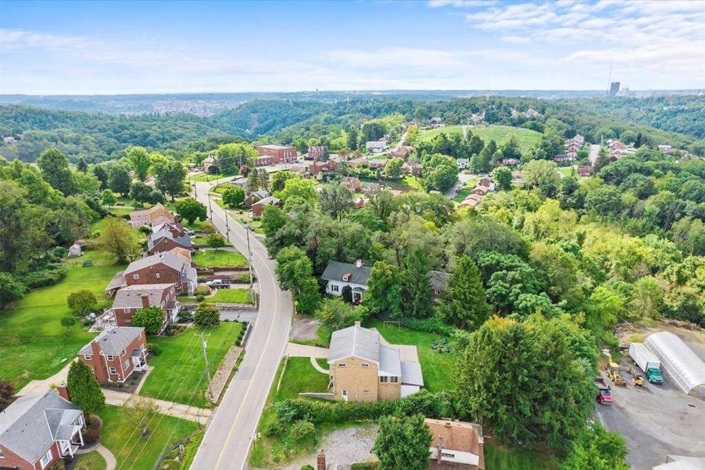 Stylish And Bright 4 Bedroom Home, Amazing Yard With Firepit, Game Holiday home