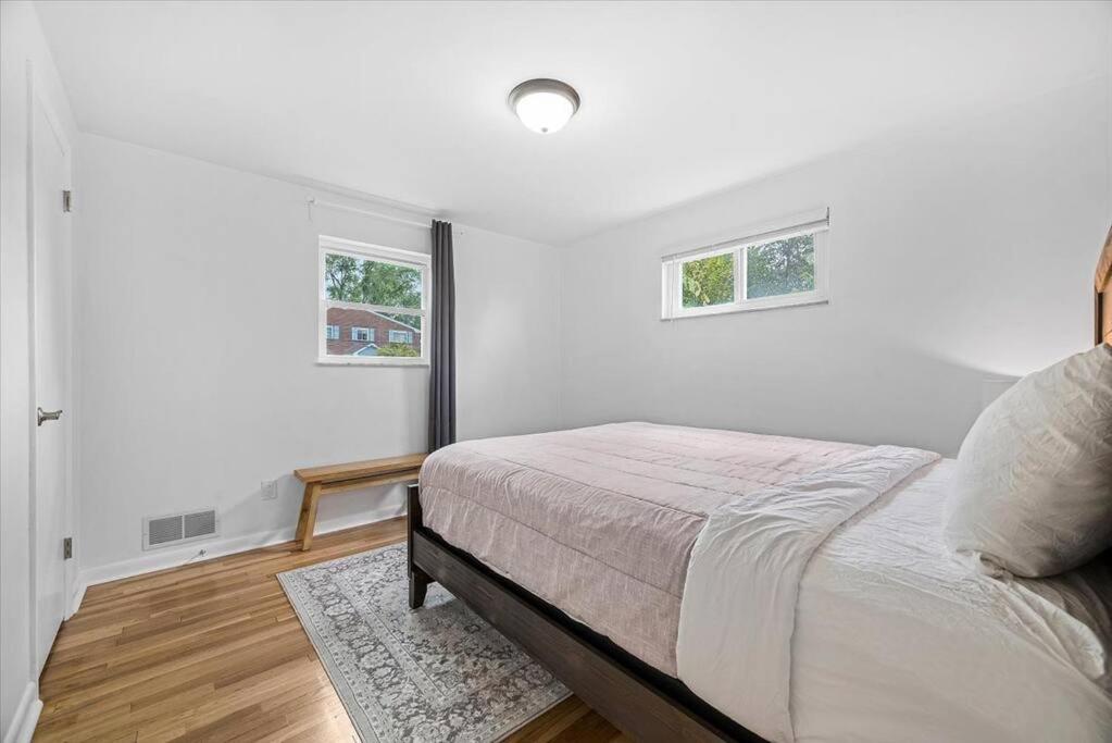 Holiday home Stylish And Bright 4 Bedroom Home, Amazing Yard With Firepit, Game