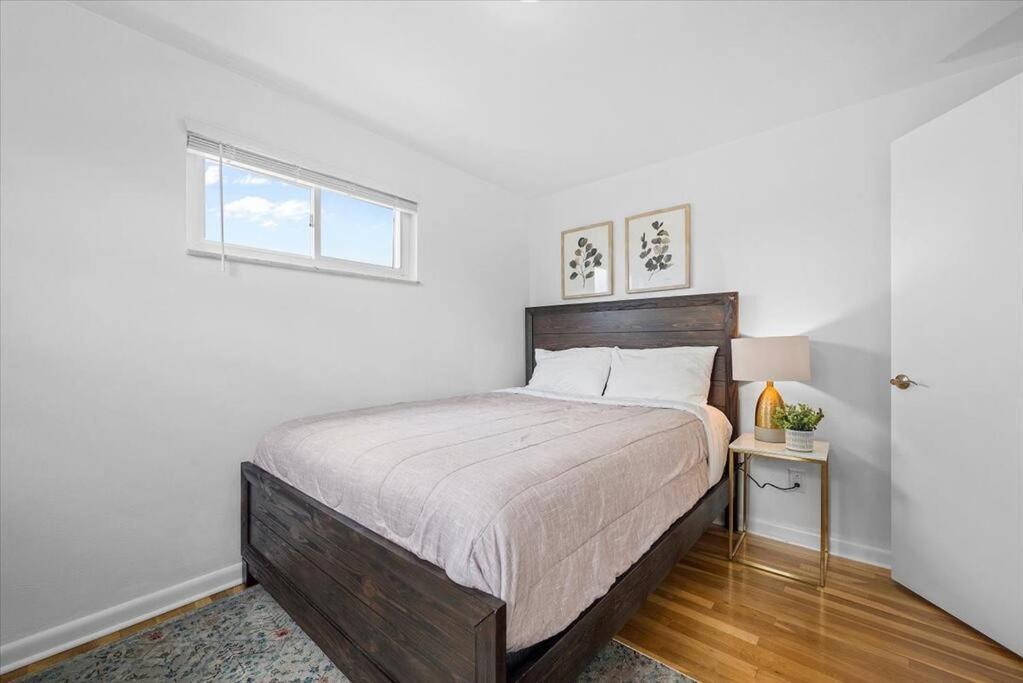 Stylish And Bright 4 Bedroom Home, Amazing Yard With Firepit, Game *