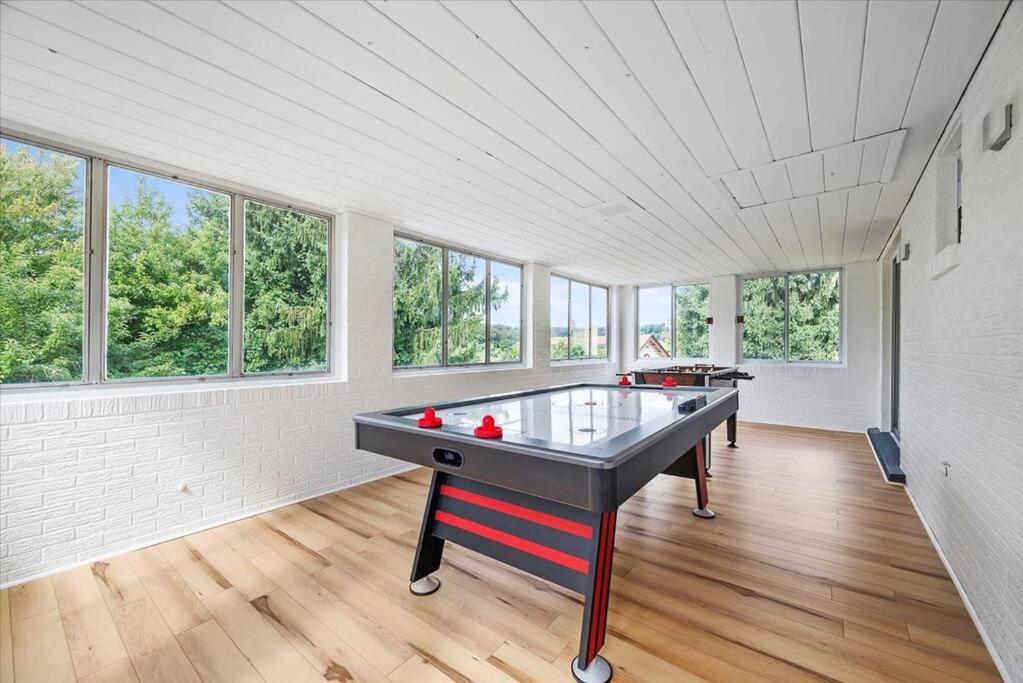 Stylish And Bright 4 Bedroom Home, Amazing Yard With Firepit, Game Holiday home