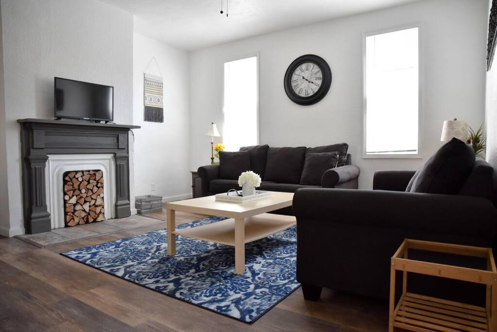 Stunning Big Near Downtown North Shore & Holiday home Pittsburgh