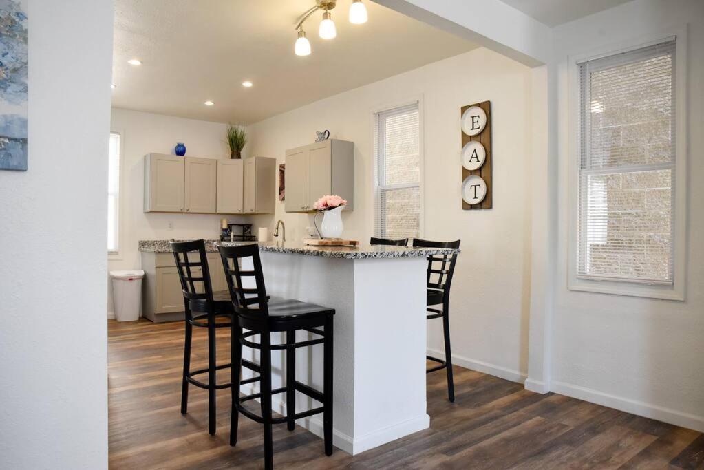 Stunning Big Near Downtown North Shore & Holiday home Pittsburgh