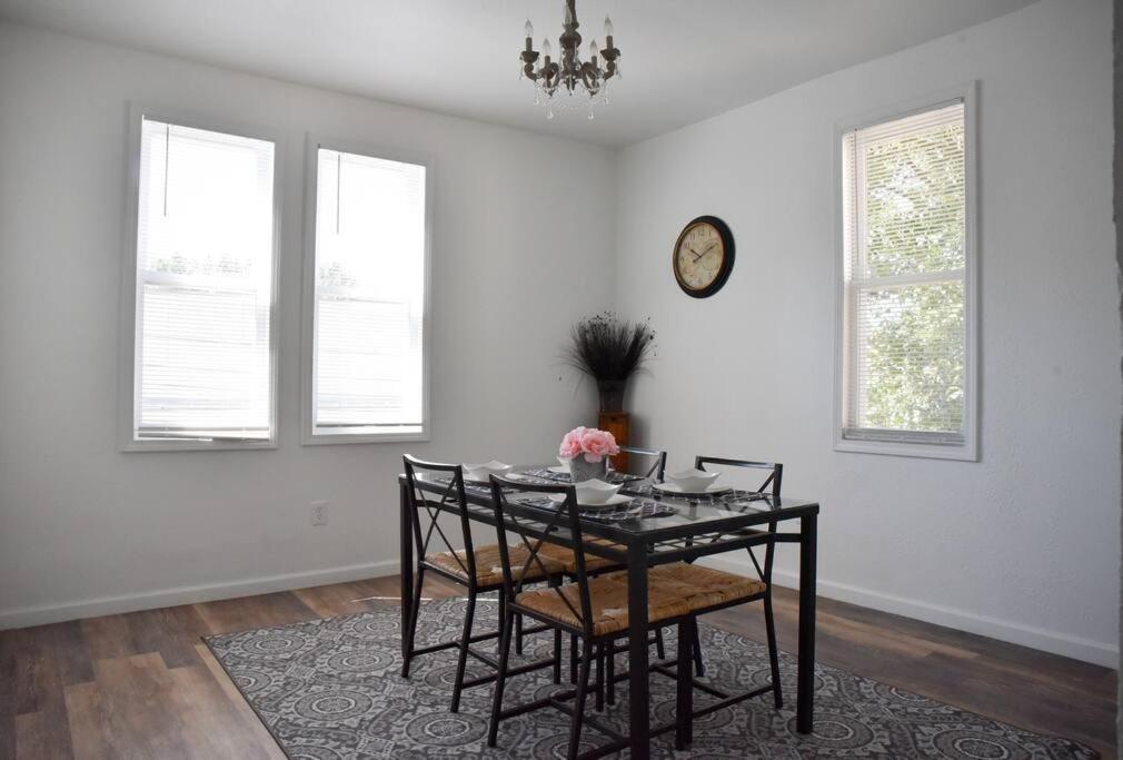 Stunning Big Near Downtown North Shore & Holiday home *