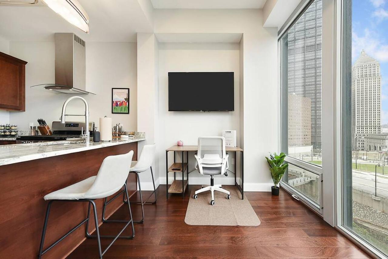 Hostwise Stays - The Washington At Chatham - Free Parking, Private Gym, Skyline Views!