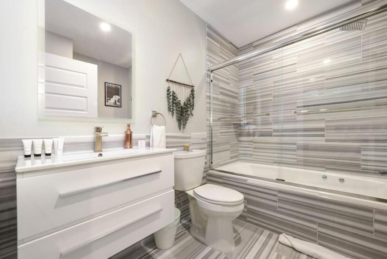 Apartamento Hostwise Stays - The Washington At Chatham - Free Parking, Private Gym, Skyline Views!