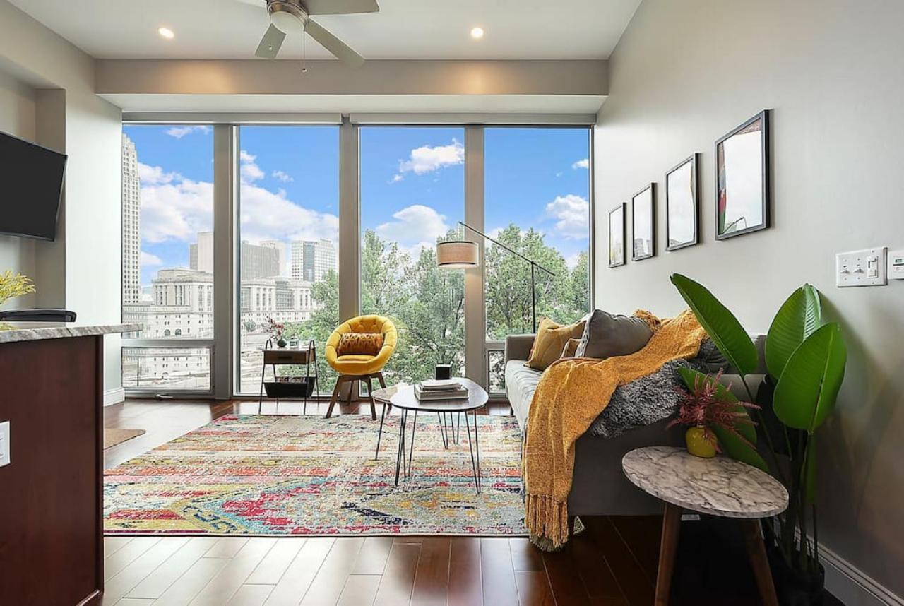 Apartment Hostwise - Free Garage Parking, Gym, Views!