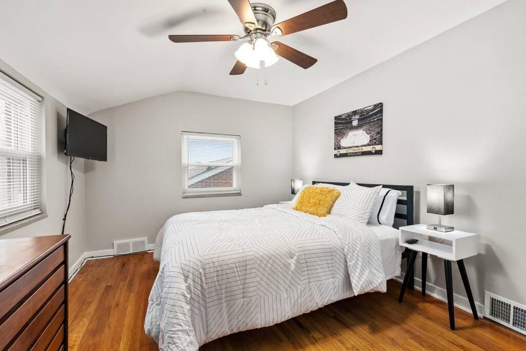Open Floor Spacious Home, 15min From Downtown, Private Garage, Kids Friendly Holiday home Pittsburgh