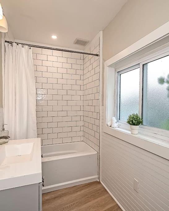 Hip And Bright Lawerenceville 2 Bed Easy Parking Holiday home *