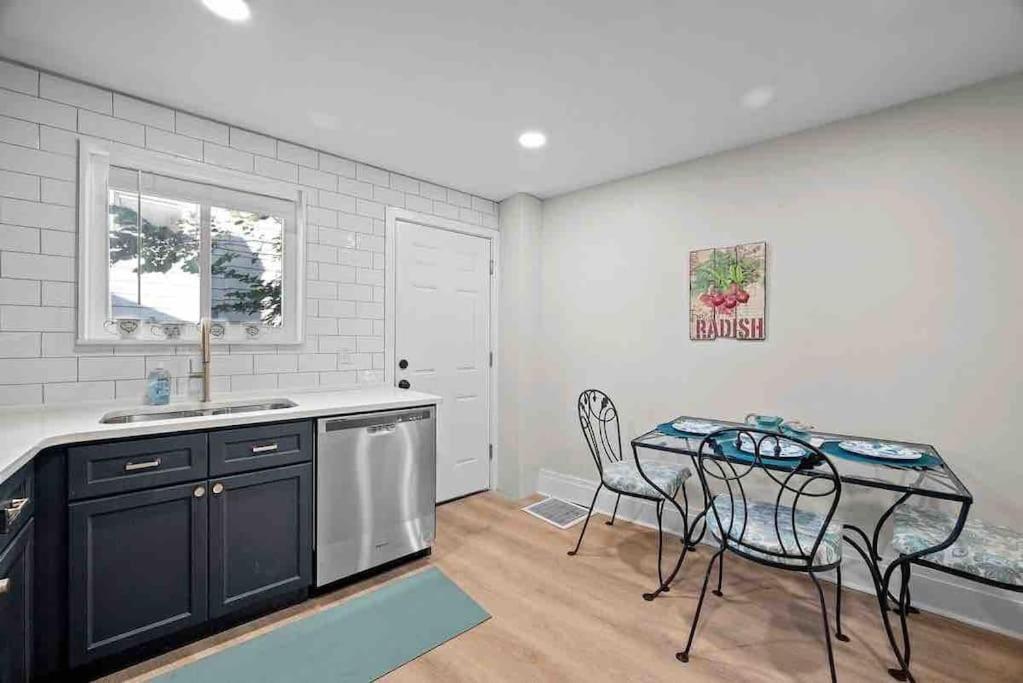 Hip And Bright Lawerenceville 2 Bed Easy Parking Holiday home Pittsburgh