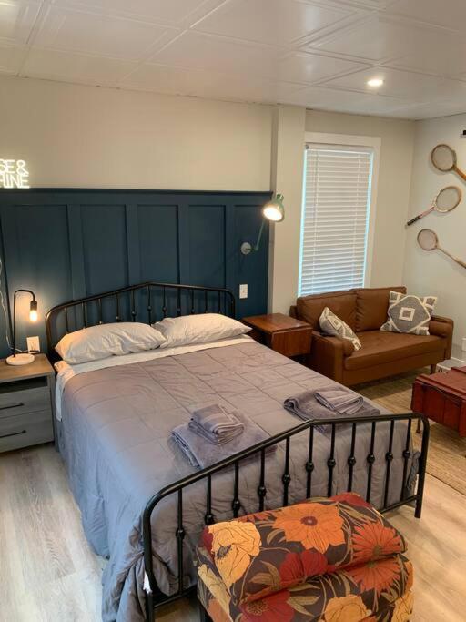 Refined New Construction 1 Mile From Town Apartamento