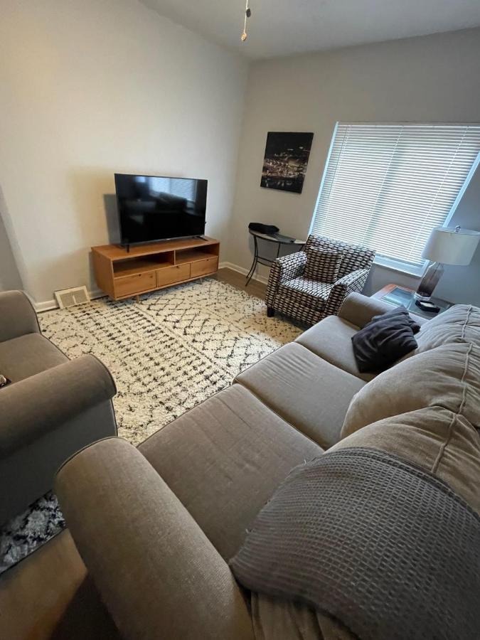 Great Two Bedroom W Off Street Parking To Explore The Close To Downtown Airport Ballparks Gasthof *