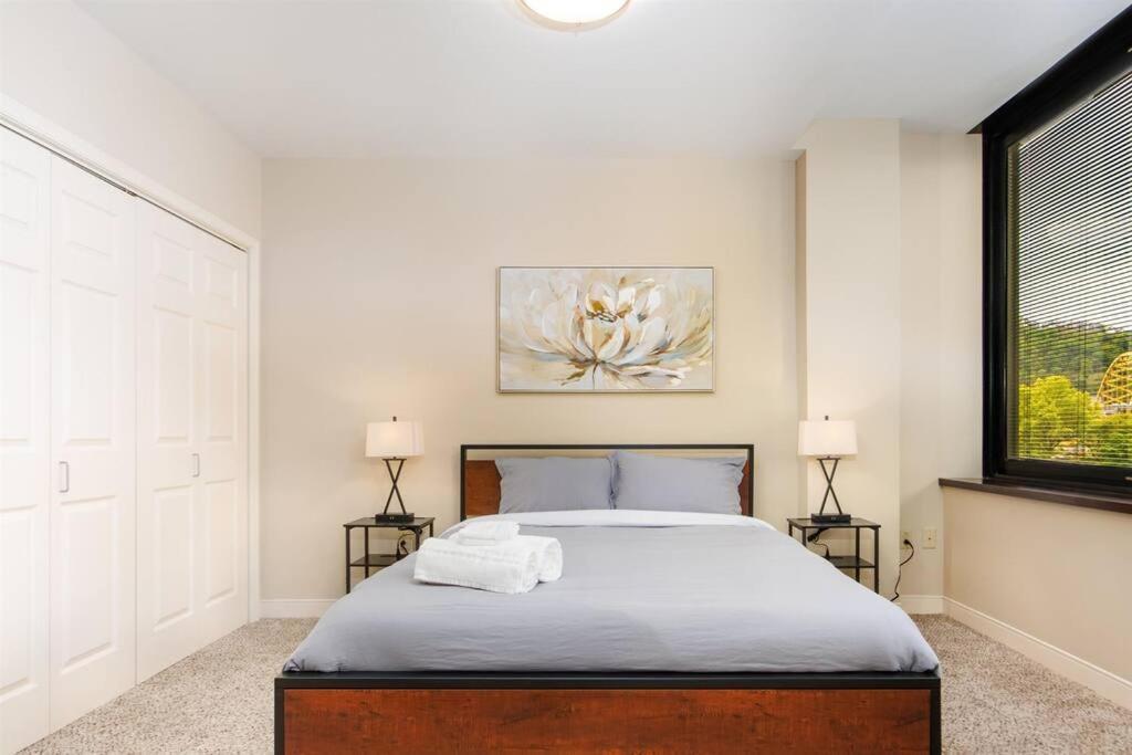 Apartment Sprawling Stadium Views Wonderful Location 24-7 Parking Gym Lounge *