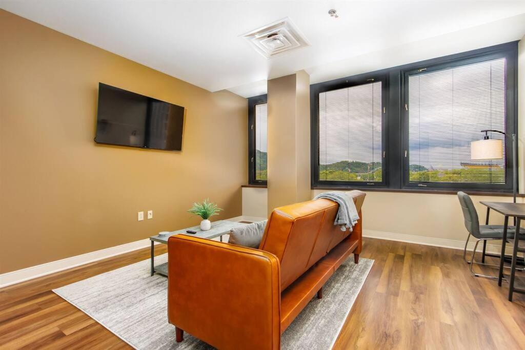 Sprawling Stadium Views Wonderful Location 24-7 Parking Gym Lounge Pittsburgh