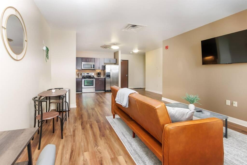 Sprawling Stadium Views Wonderful Location 24-7 Parking Gym Lounge Apartment Pittsburgh