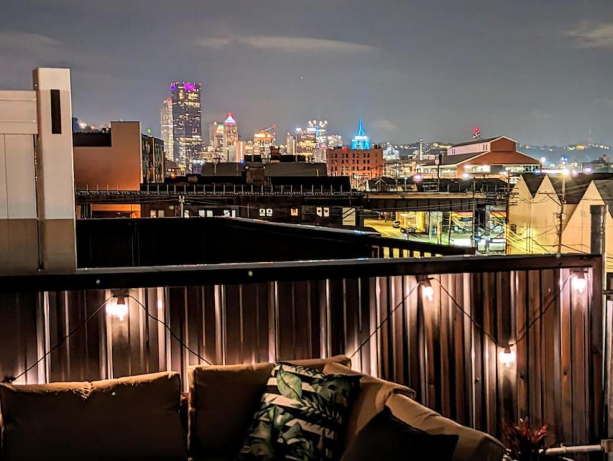 The Charlotte - Rooftop Patio, King Bed, Garage Parking, Prime Location Holiday home Pittsburgh