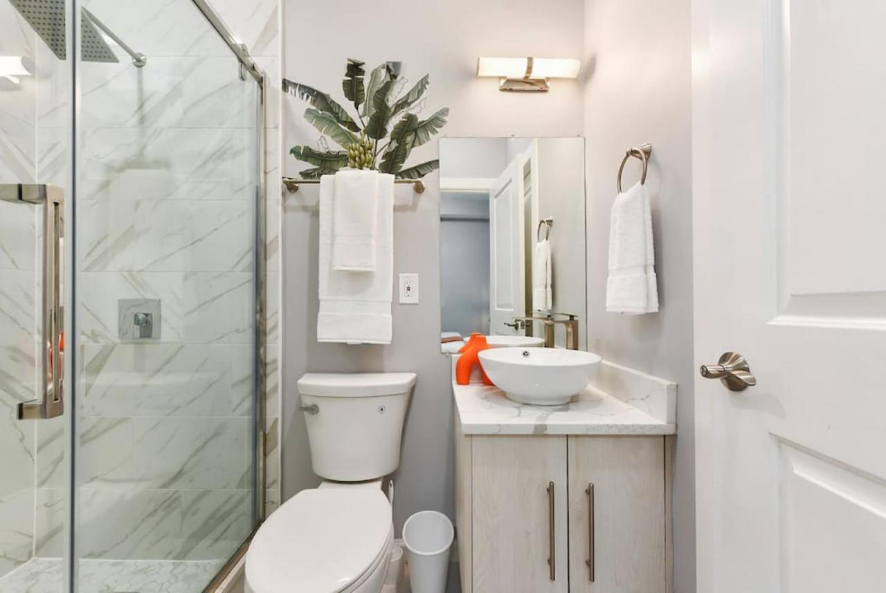 The Charlotte - Rooftop Patio, King Bed, Garage Parking, Prime Location Holiday home