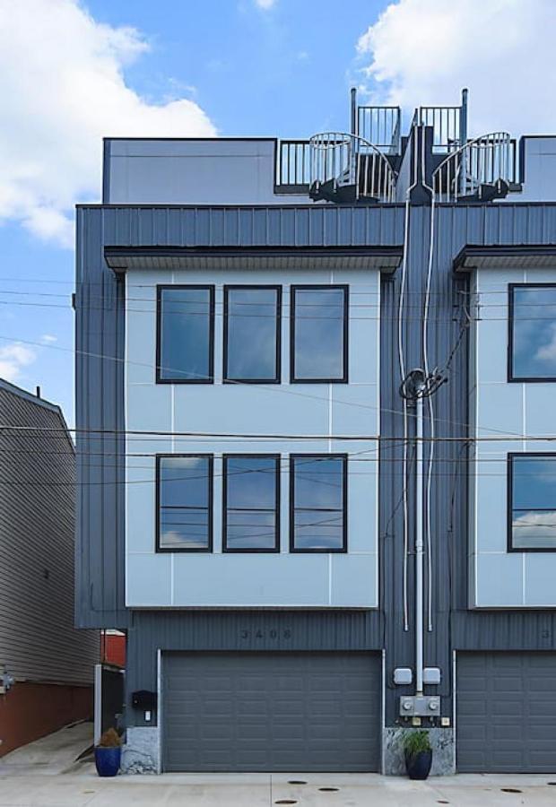 The Charlotte - Rooftop Patio, King Bed, Garage Parking, Prime Location Holiday home *