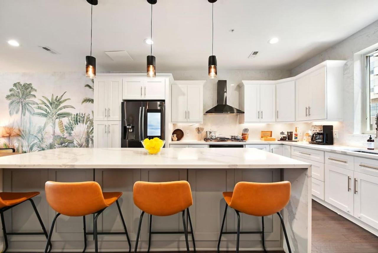 The Charlotte - Rooftop Patio, King Bed, Garage Parking, Prime Location Holiday home *
