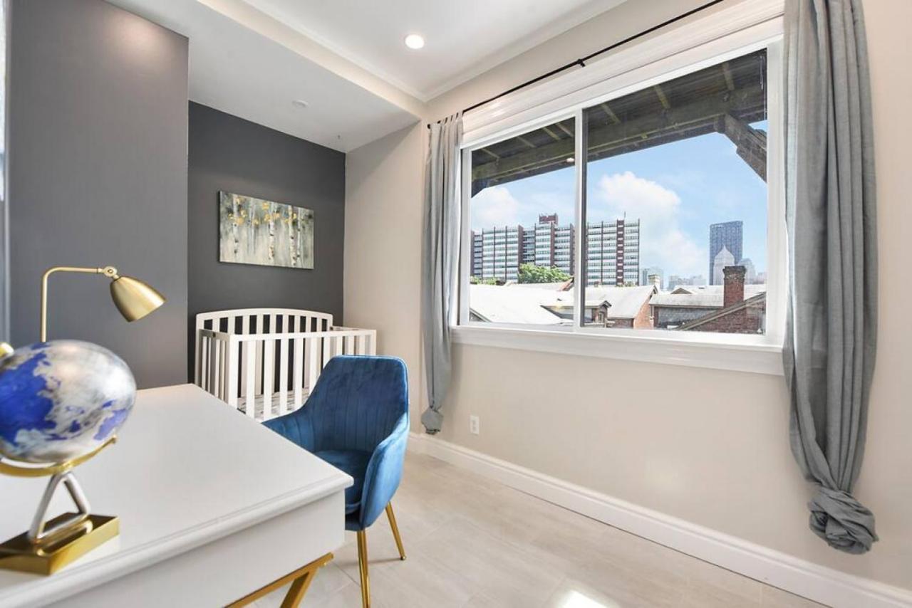 Great Balcony Views, Patio, Minutes To Stadiums Holiday home *