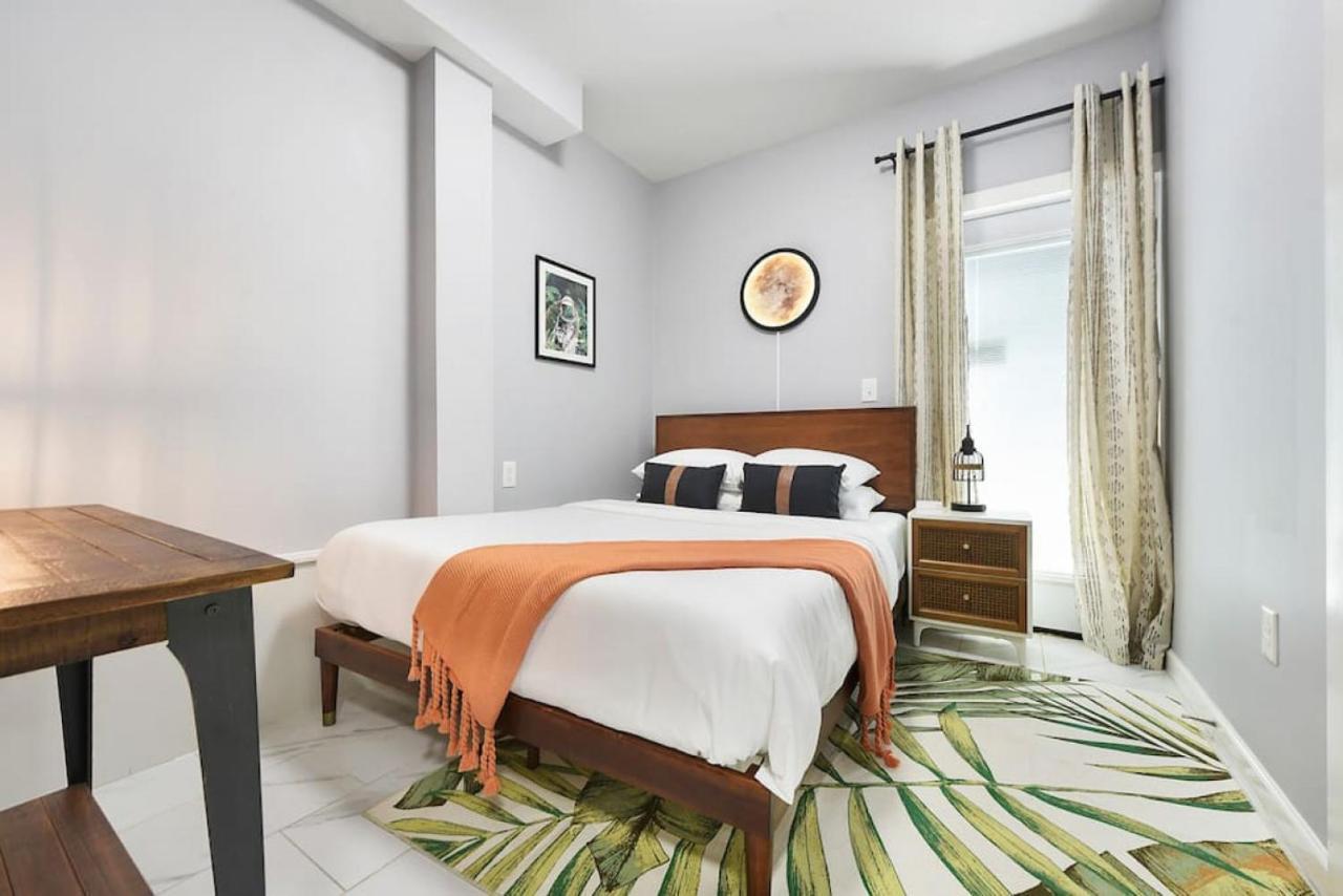 Holiday home The Charlotte - Rooftop Patio, King Bed, Garage Parking, Prime Location *