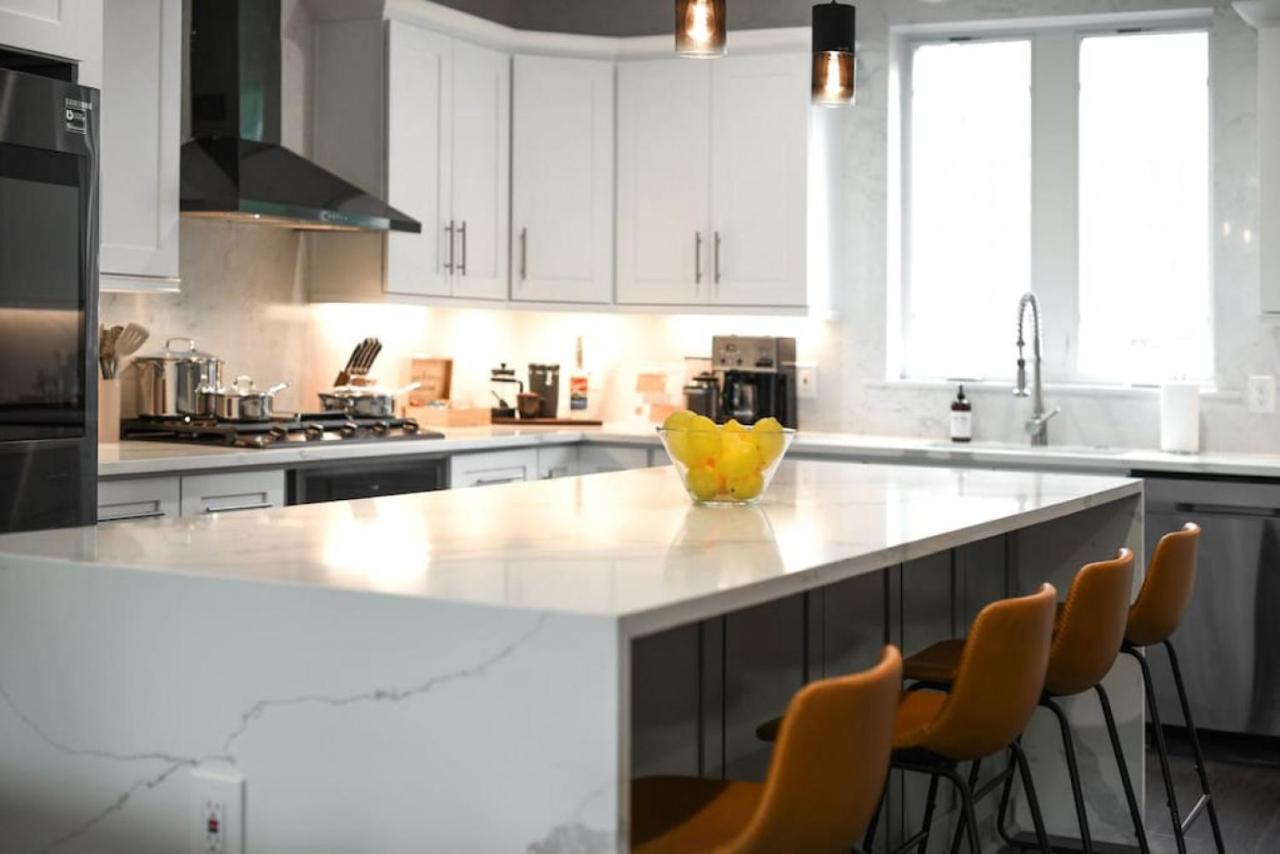 The Charlotte - Rooftop Patio, King Bed, Garage Parking, Prime Location *