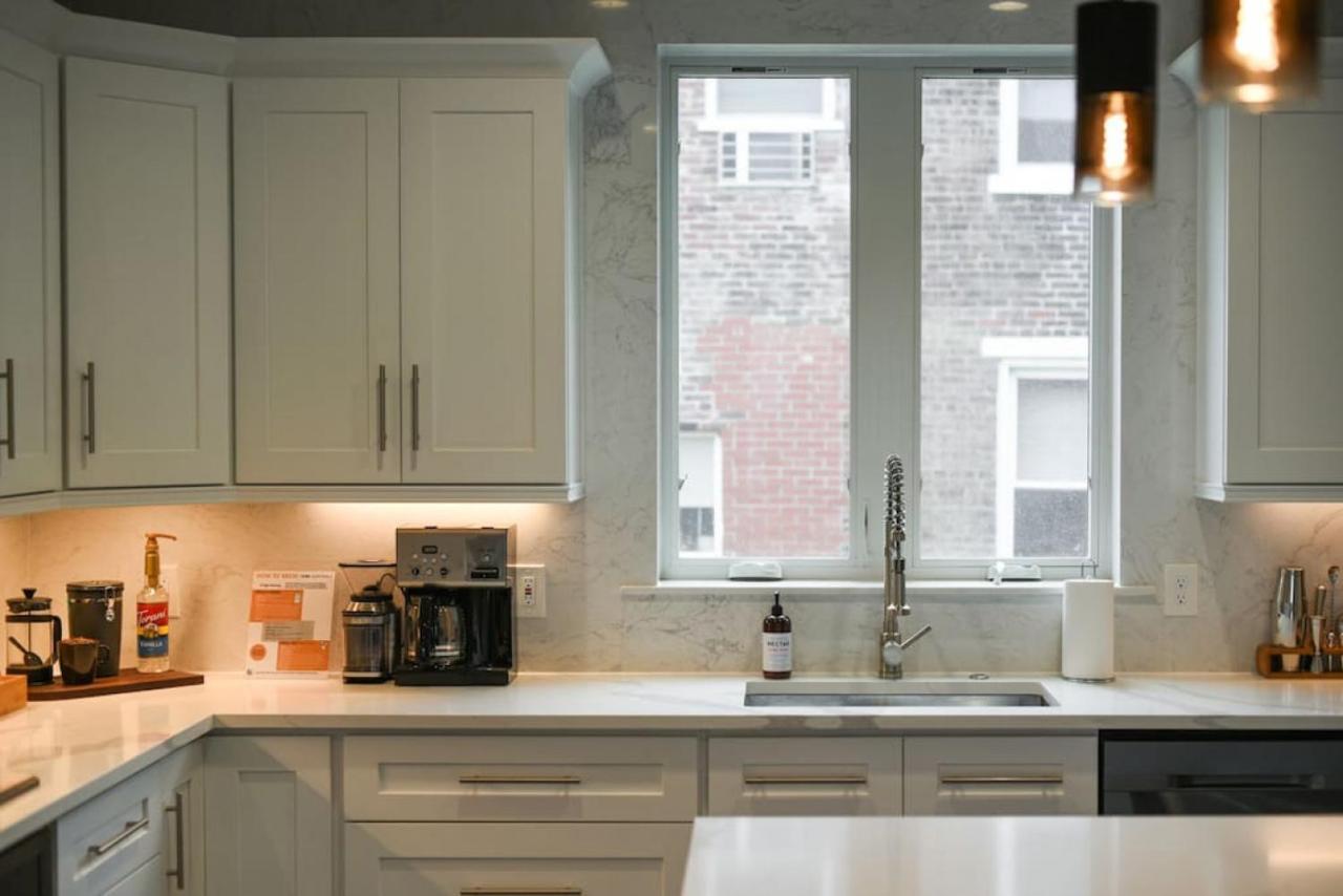 The Charlotte - Rooftop Patio, King Bed, Garage Parking, Prime Location Holiday home *