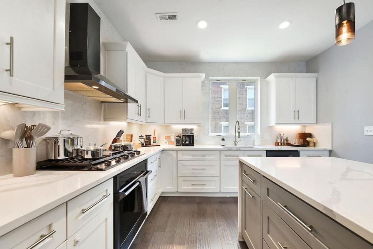 Holiday home The Charlotte - Rooftop Patio, King Bed, Garage Parking, Prime Location