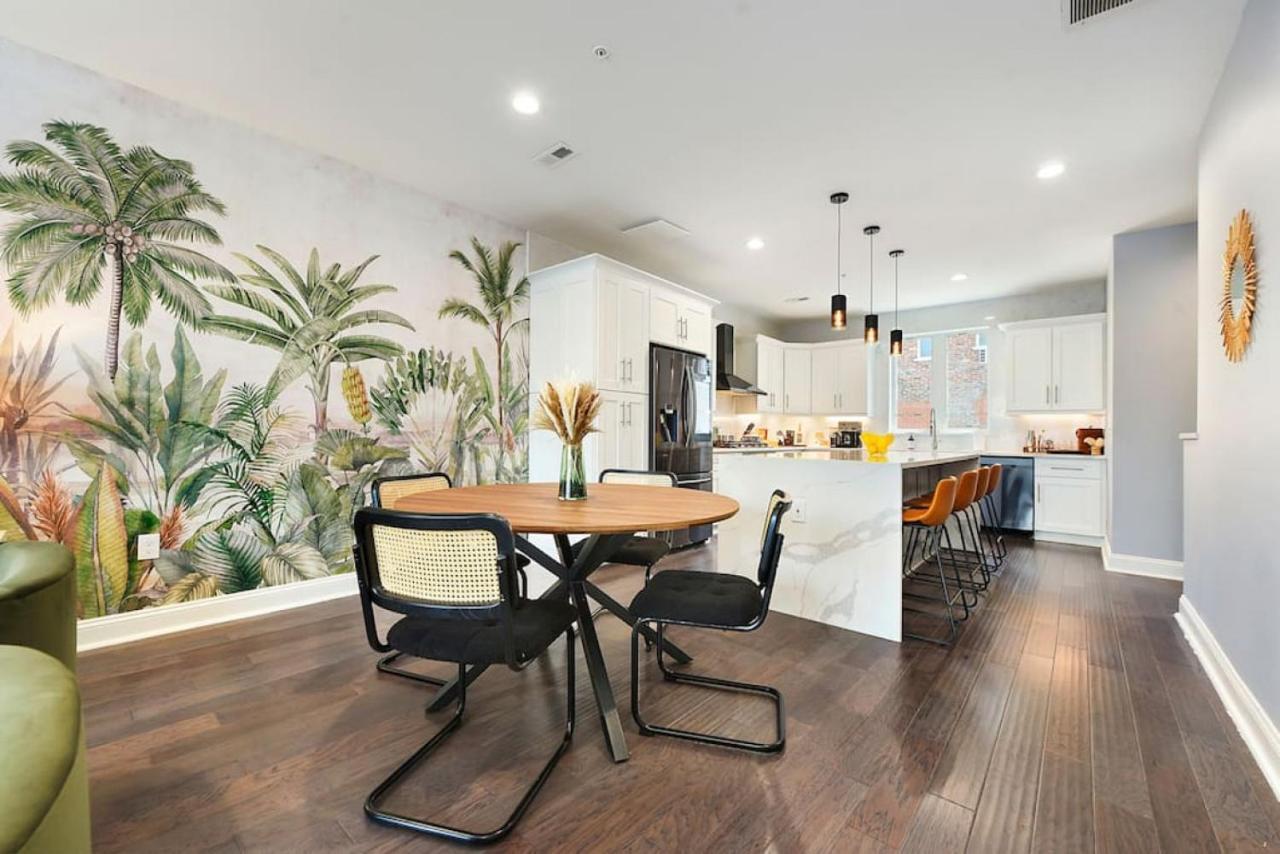 The Charlotte - Rooftop Patio, King Bed, Garage Parking, Prime Location Holiday home *