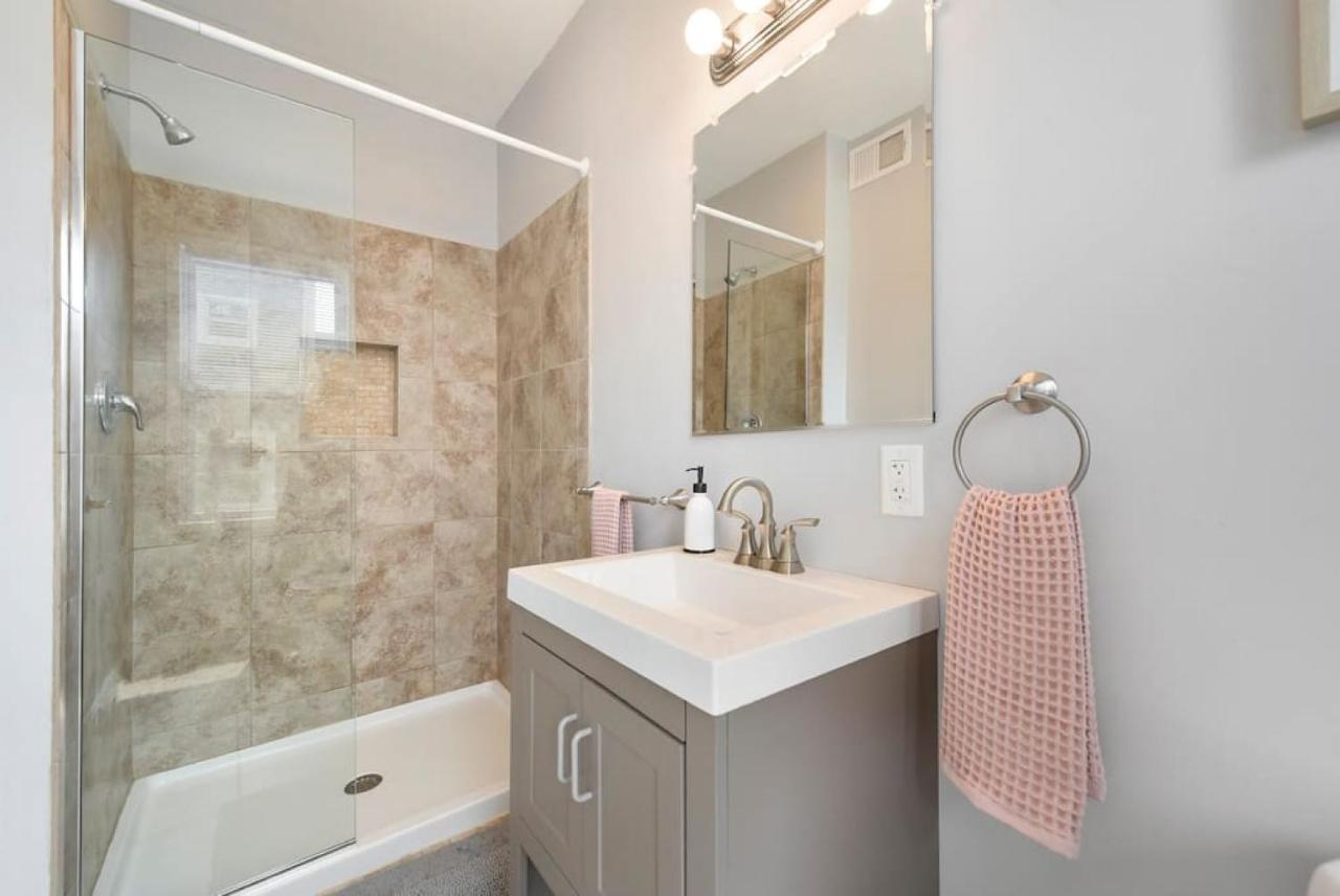 Free Parking, Walk Everywhere, 2 Private Bathrooms Holiday home *
