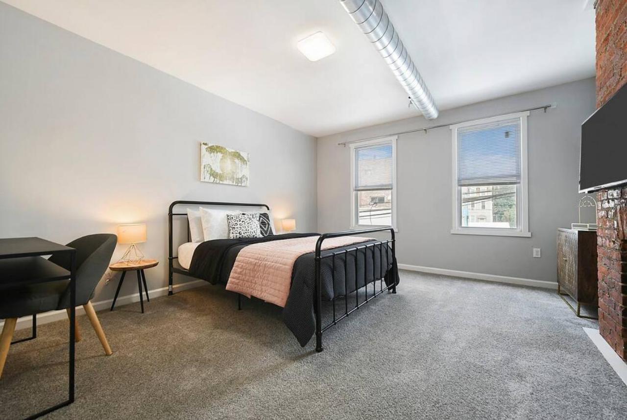 Free Parking, Walk Everywhere, 2 Private Bathrooms Holiday home Pittsburgh