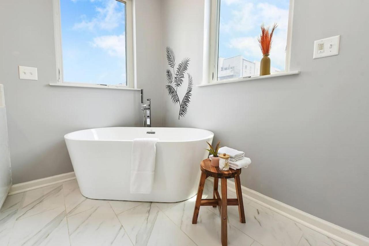 The Charlotte - Rooftop Patio, King Bed, Garage Parking, Prime Location