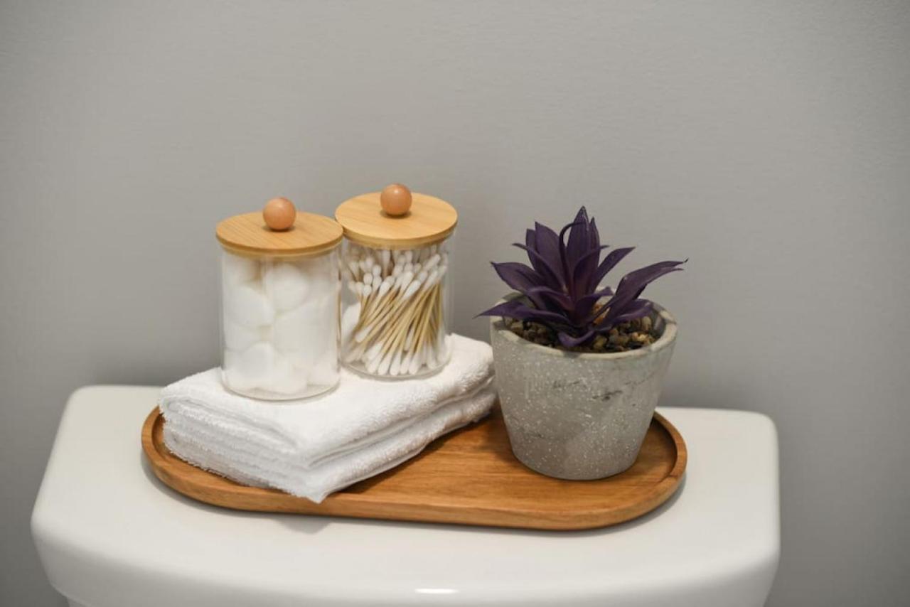Holiday home The Charlotte - Rooftop Patio, King Bed, Garage Parking, Prime Location