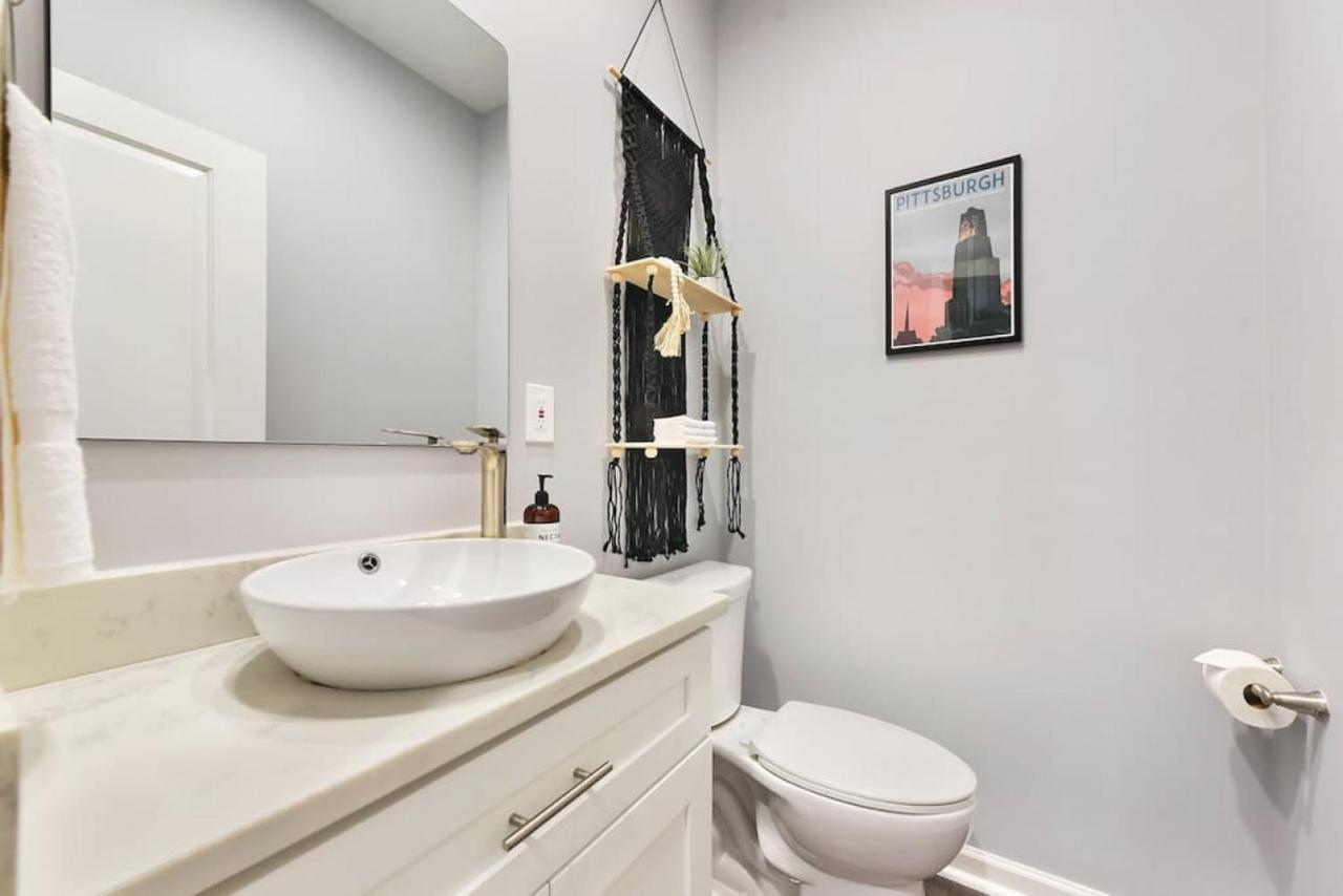 The Charlotte - Rooftop Patio, King Bed, Garage Parking, Prime Location Holiday home Pittsburgh