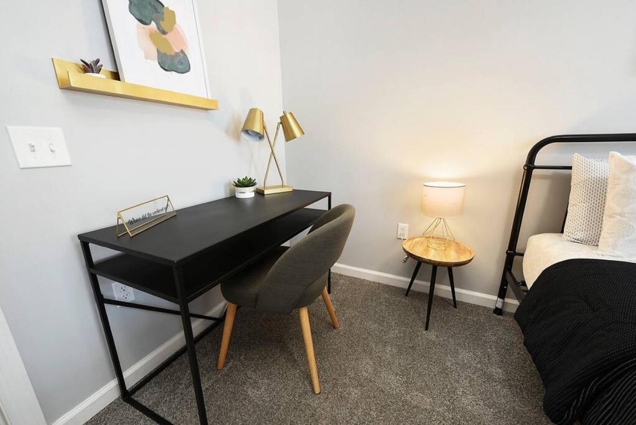 Free Parking, Walk Everywhere, 2 Private Bathrooms *