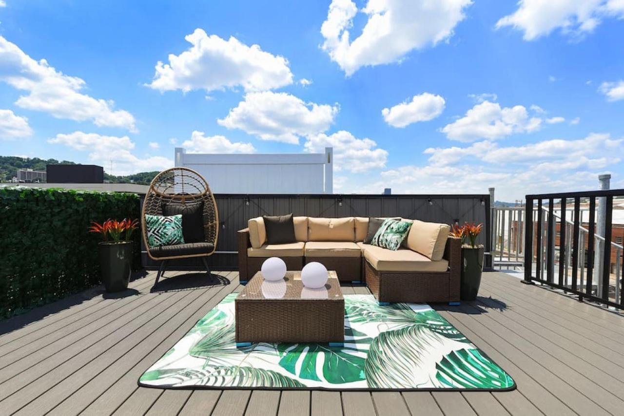 The Charlotte - Rooftop Patio, King Bed, Garage Parking, Prime Location Holiday home