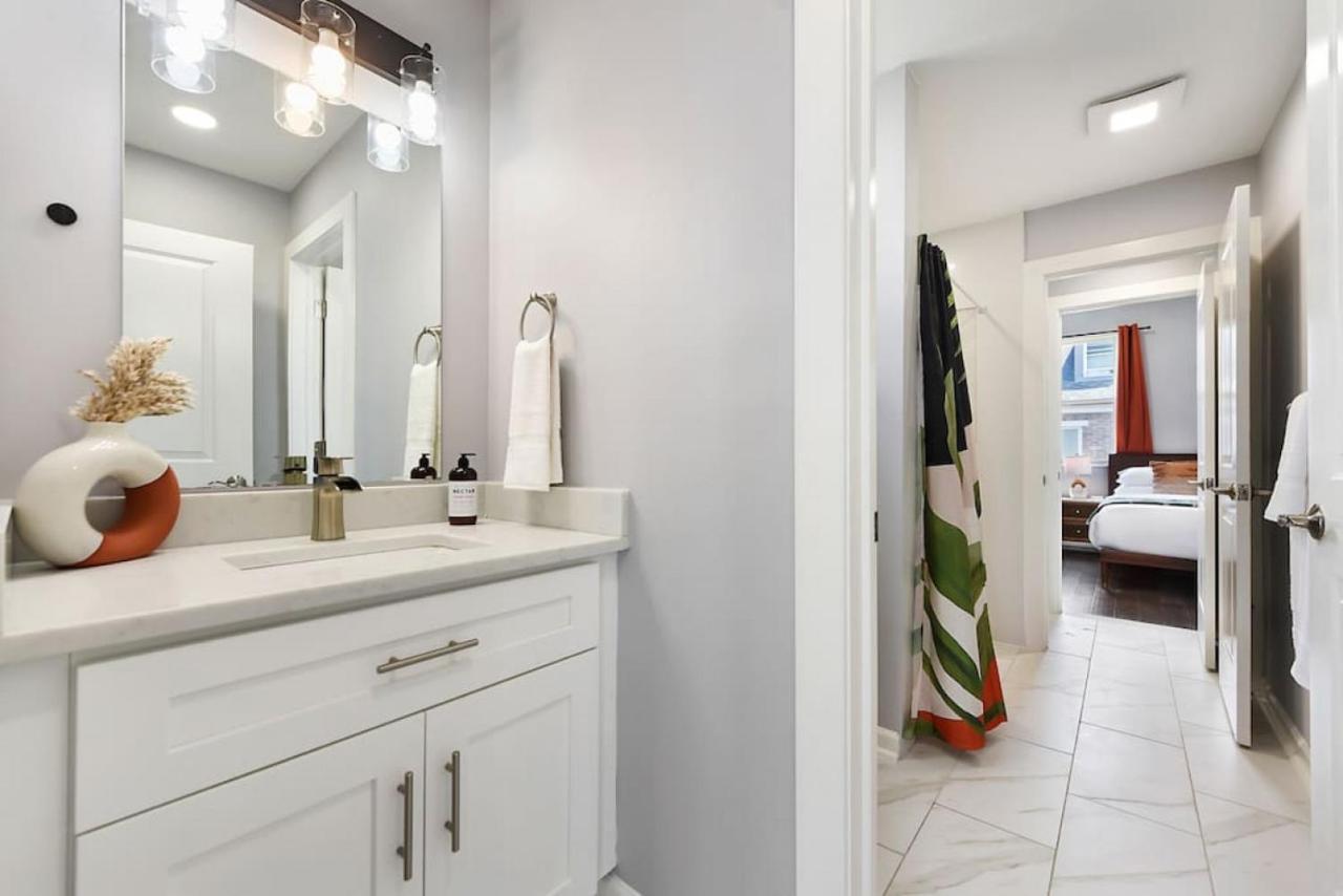 Holiday home The Charlotte - Rooftop Patio, King Bed, Garage Parking, Prime Location *