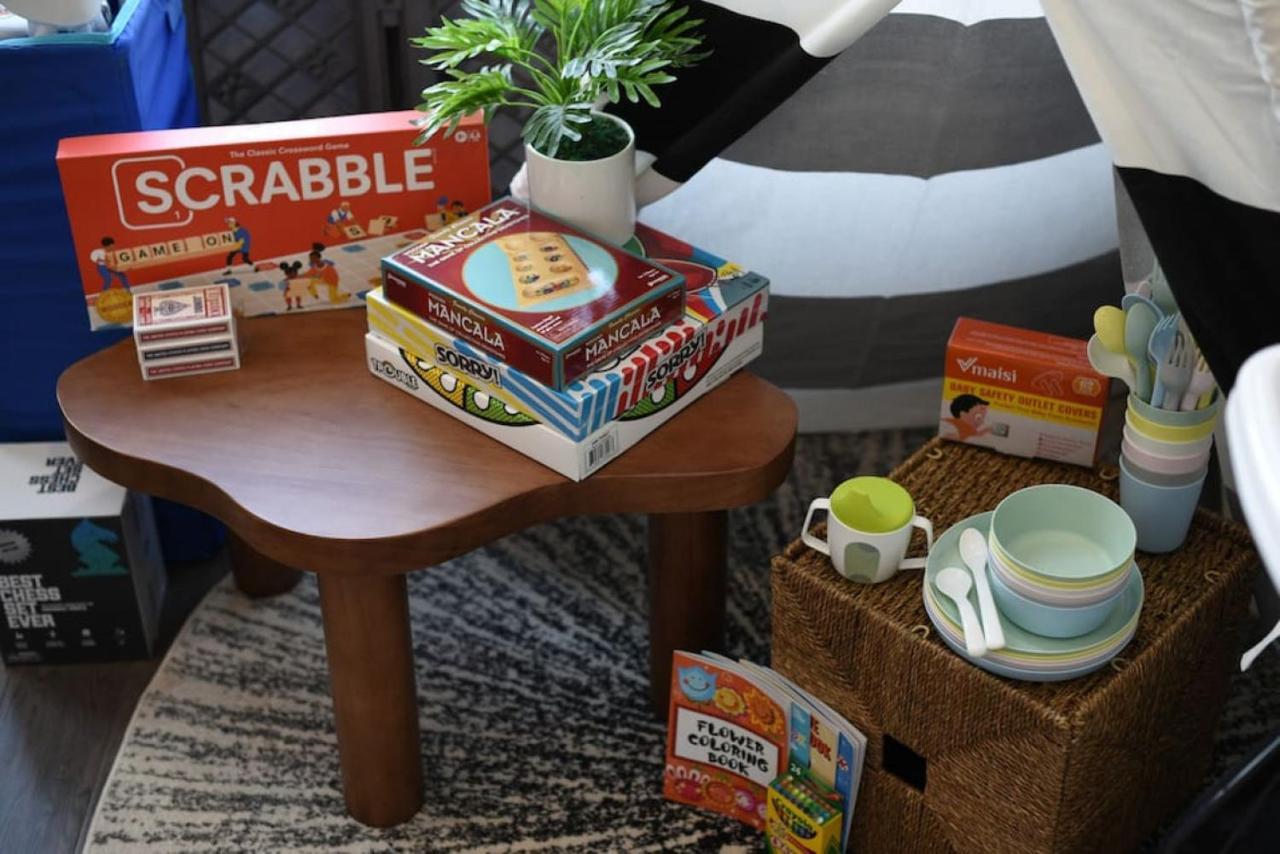 The Charlotte - Rooftop Patio, King Bed, Garage Parking, Prime Location Holiday home *