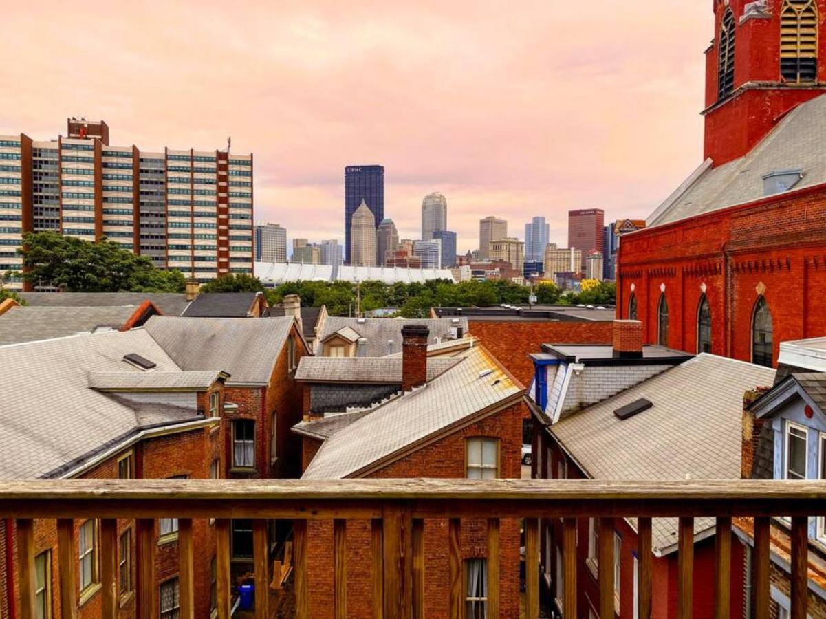 Great Balcony Views, Patio, Minutes To Stadiums * Pittsburgh