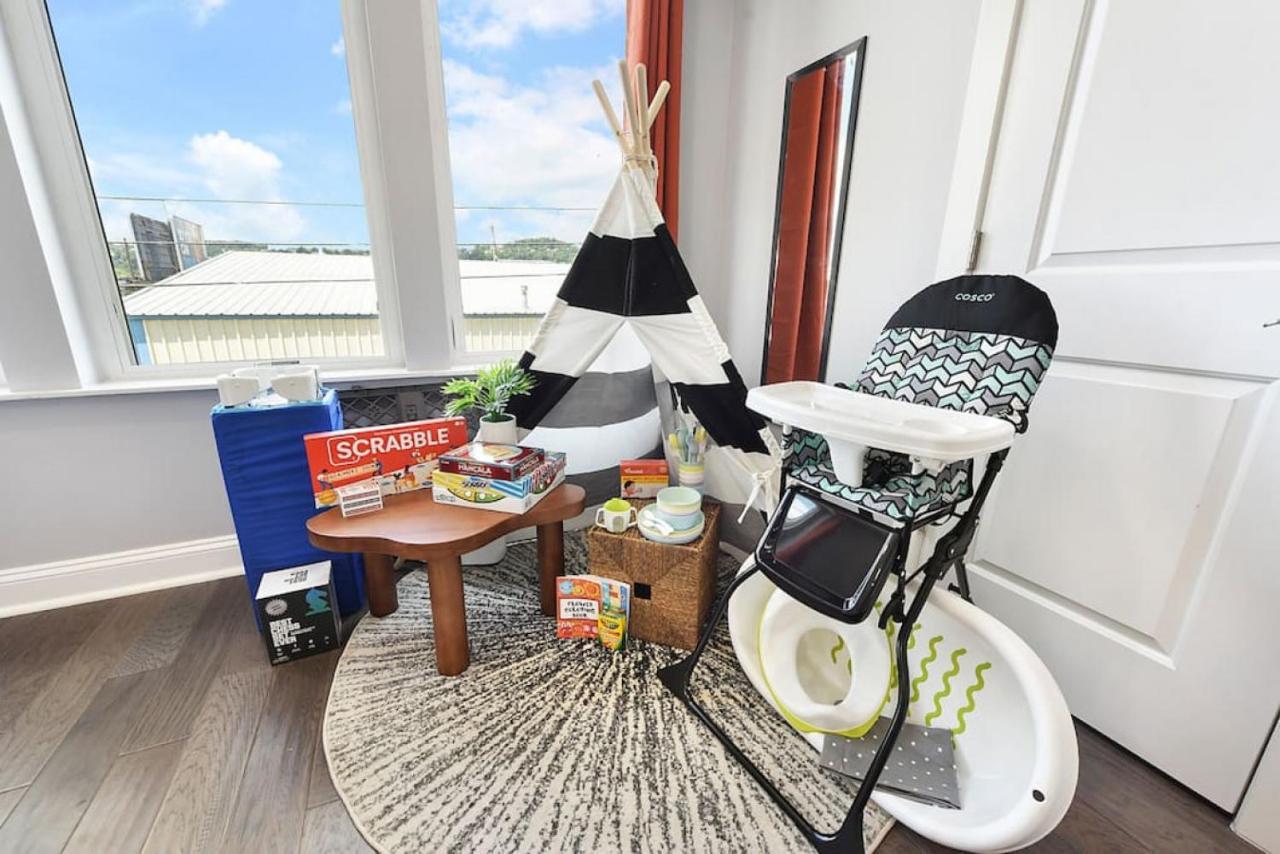 Holiday home The Charlotte - Rooftop Patio, King Bed, Garage Parking, Prime Location *