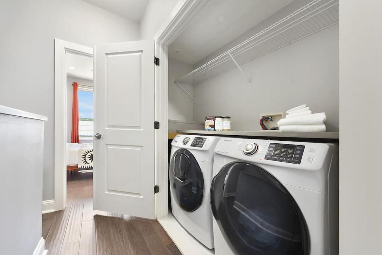 Holiday home The Charlotte - Rooftop Patio, King Bed, Garage Parking, Prime Location