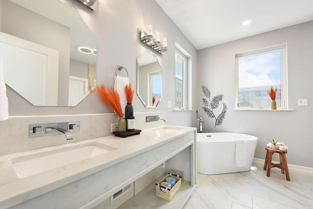 The Charlotte - Rooftop Patio, King Bed, Garage Parking, Prime Location Holiday home Pittsburgh