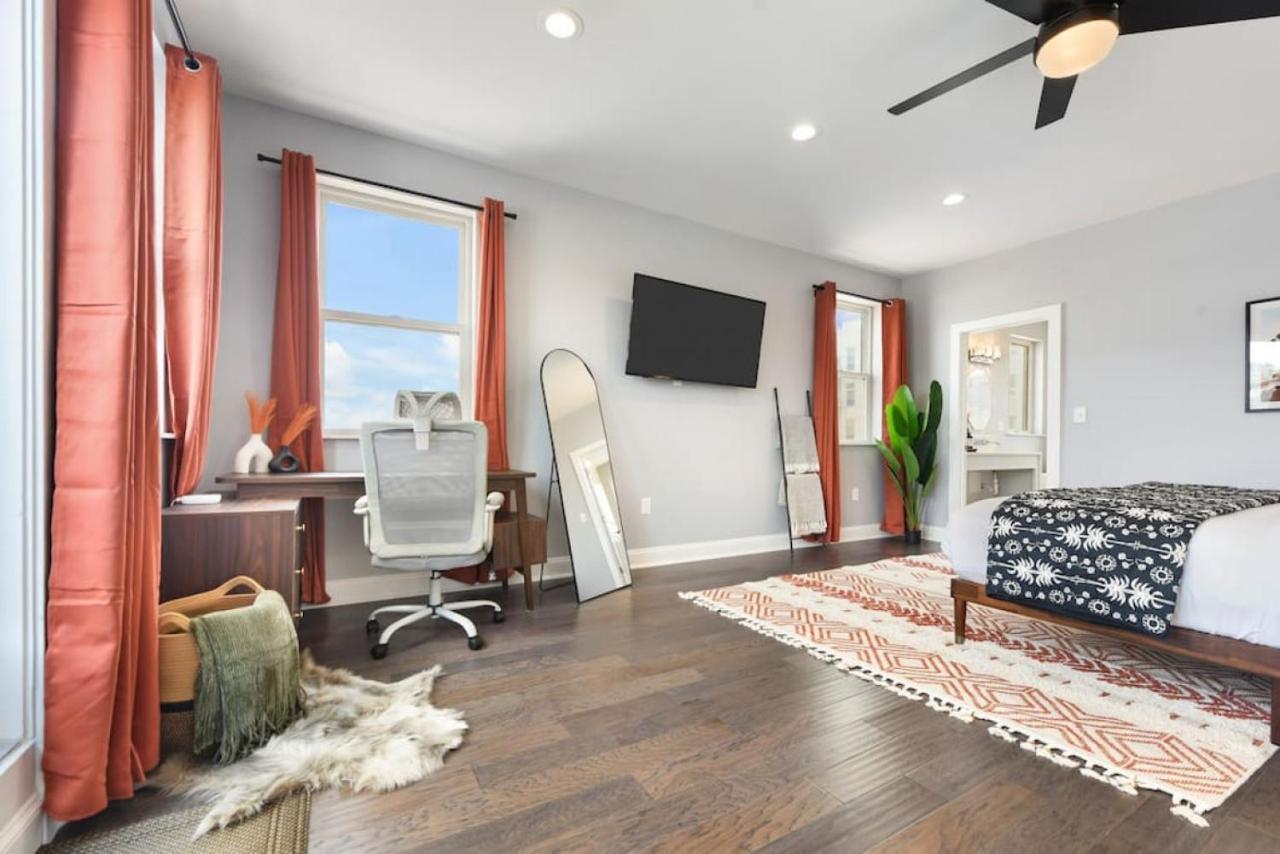 Holiday home The Charlotte - Rooftop Patio, King Bed, Garage Parking, Prime Location *